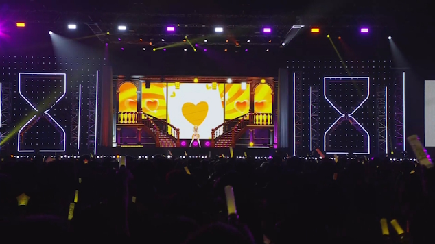 観客席からスクリーンに映った正面視点の映像を見ているスクリーンショット