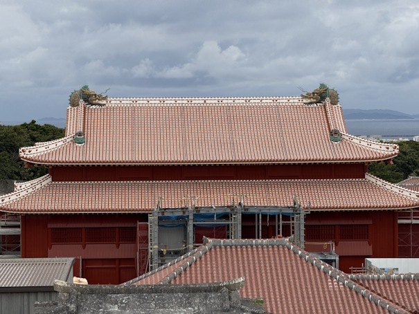 復元中の首里城の本殿の外観写真。